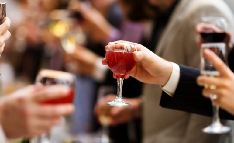 Donner d'alcool aux mineurs pendant les fêtes est une mauvaise idée