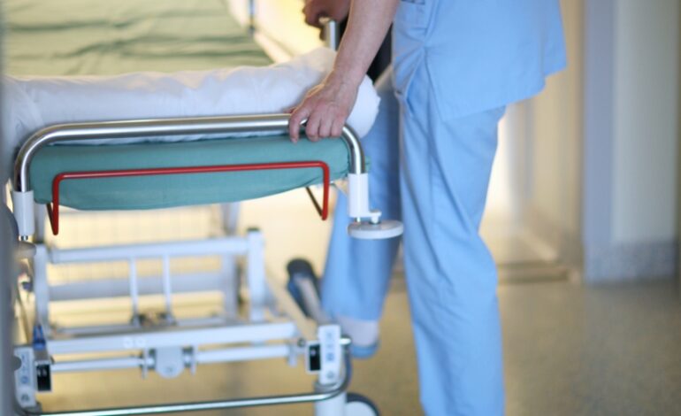 Une étude projette une augmentation significative des effectifs d’infirmières d’ici 2050. Pourtant, cette croissance ne suffira pas à répondre à la hausse des besoins en soins, liée au vieillissement de la population.